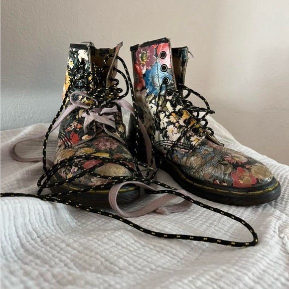 Dr. Martens Shoes - Dr. Martens pascal Floral Lace-Up Combat Boots - Multi Floral